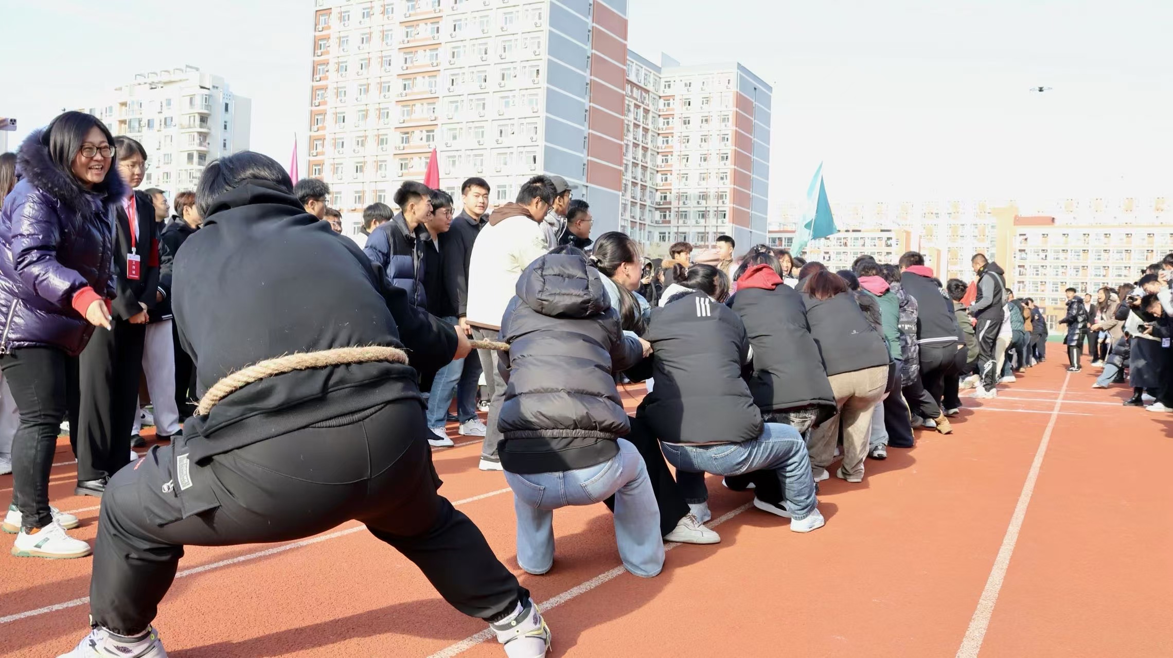 DB电竞竞猜入口-拔河比赛激烈对抗，团队合作凸显