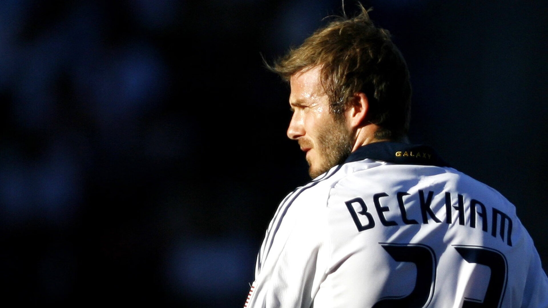 阿什拉夫风暴席卷圣西罗，当喀麦隆铁翼让AC米兰防线陷入绝境