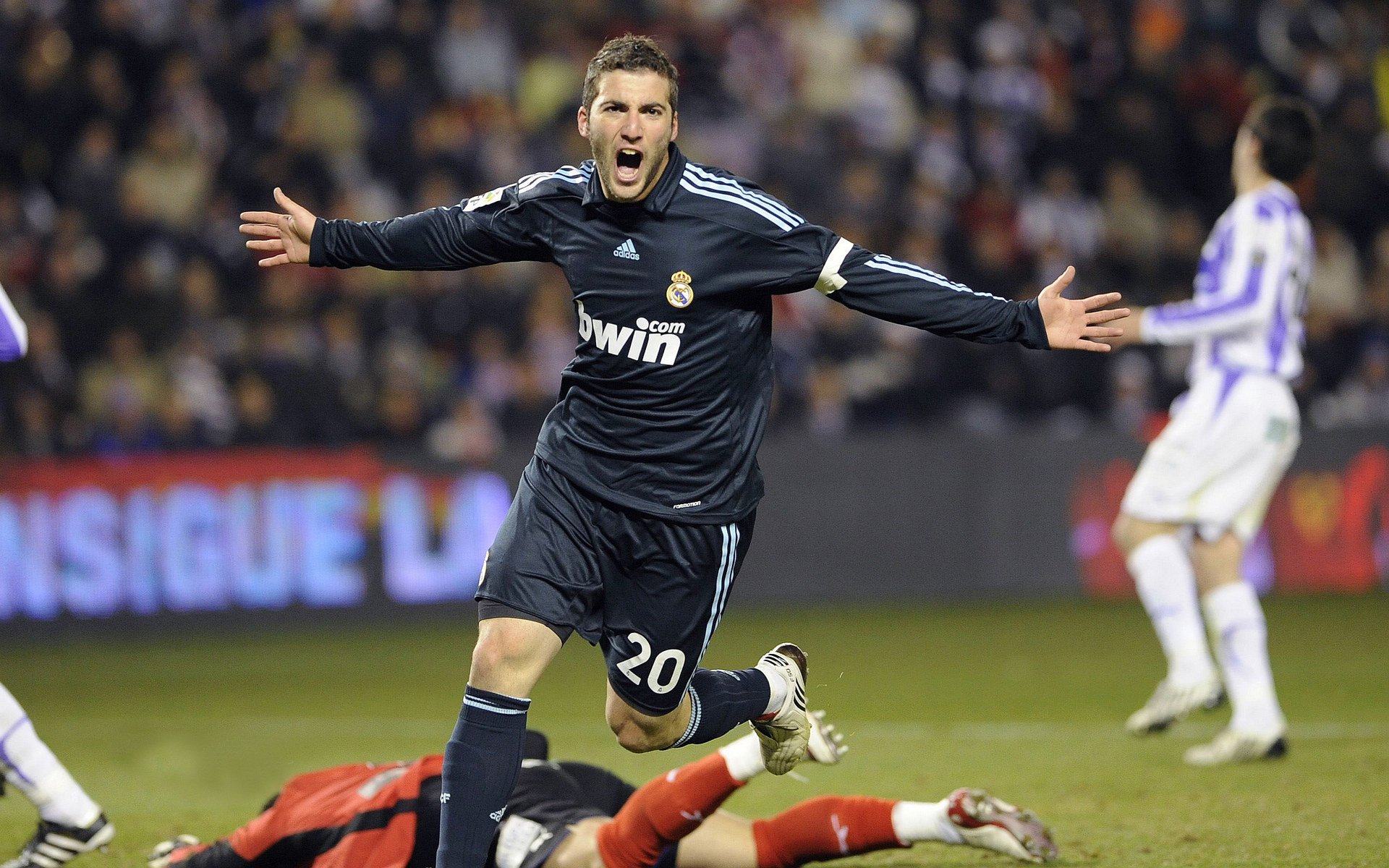 DB电竞多赛事平台-法比尼奥的节奏交响曲，F1年度争冠之夜的隐形指挥家