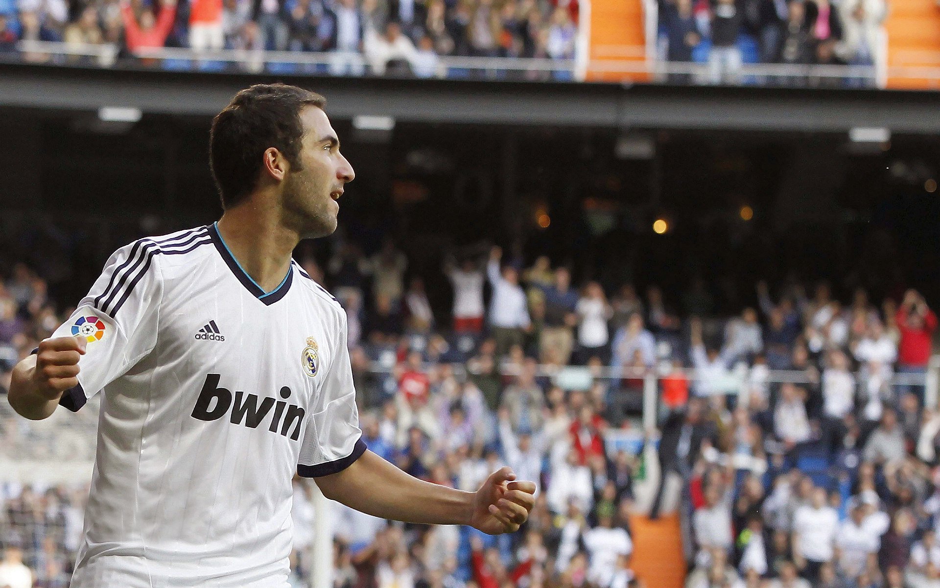 荷兰横扫克罗地亚，莱万高光表现主宰全场